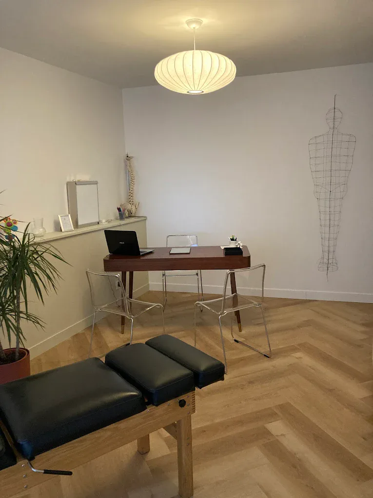 Coin bureau de la salle de traitement, cabinet de chiropraxie Paris-République