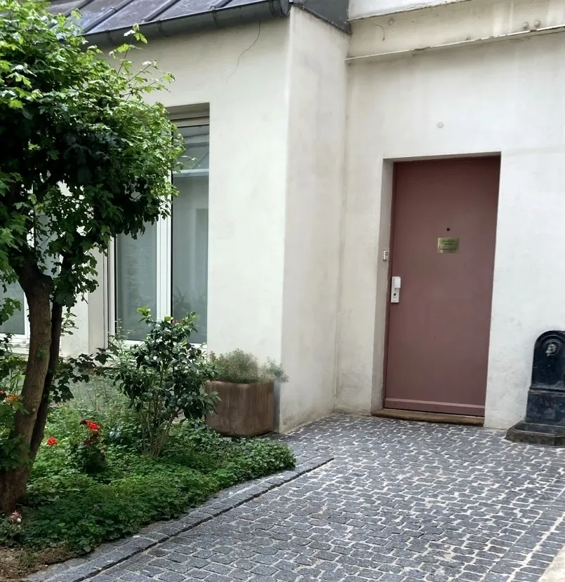 La porte rose du cabinet de chiropraxie Paris-République, première porte à droite dans la cour
